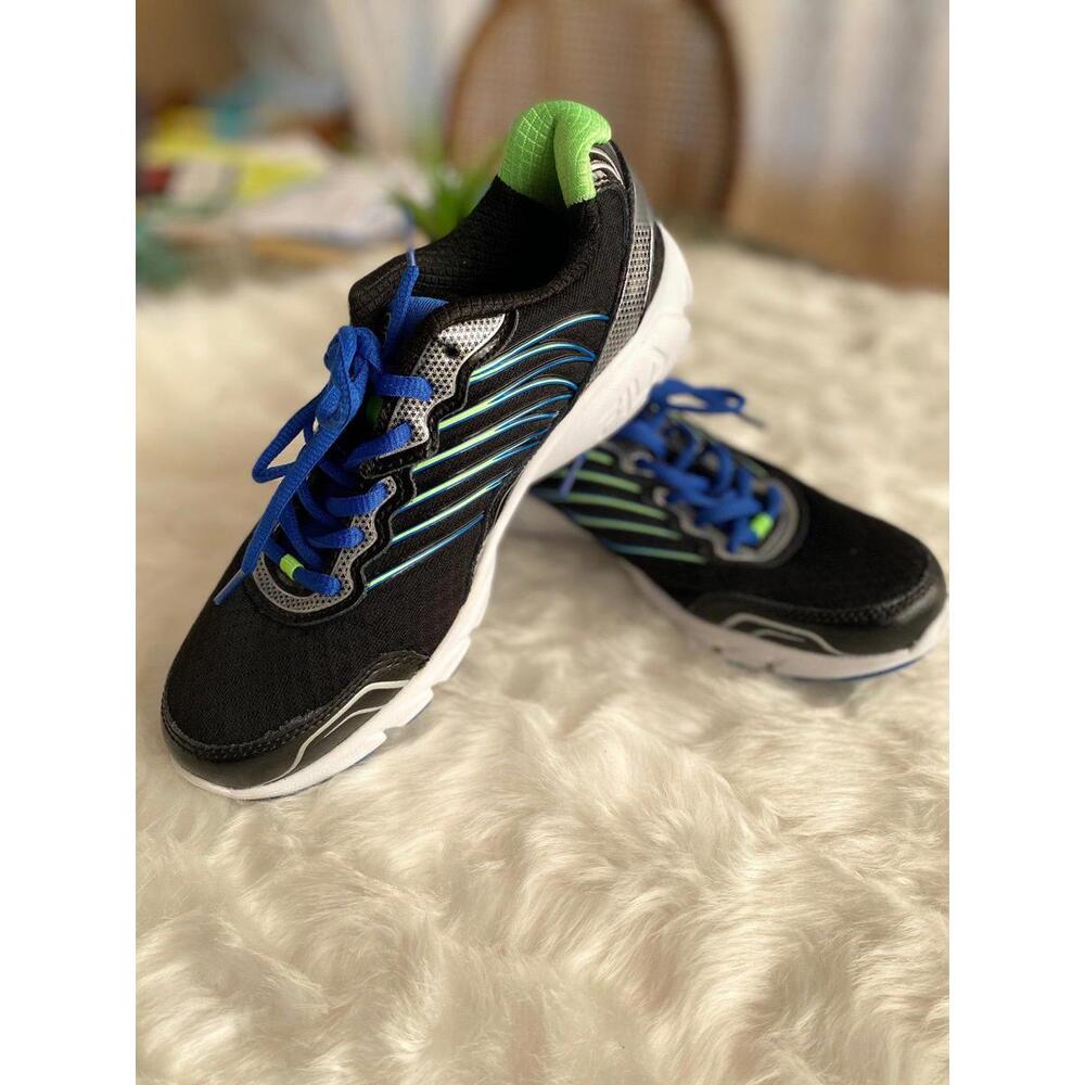 Fila Woman's Black and Green Athletic Sneakers with Blue Laces Size 6